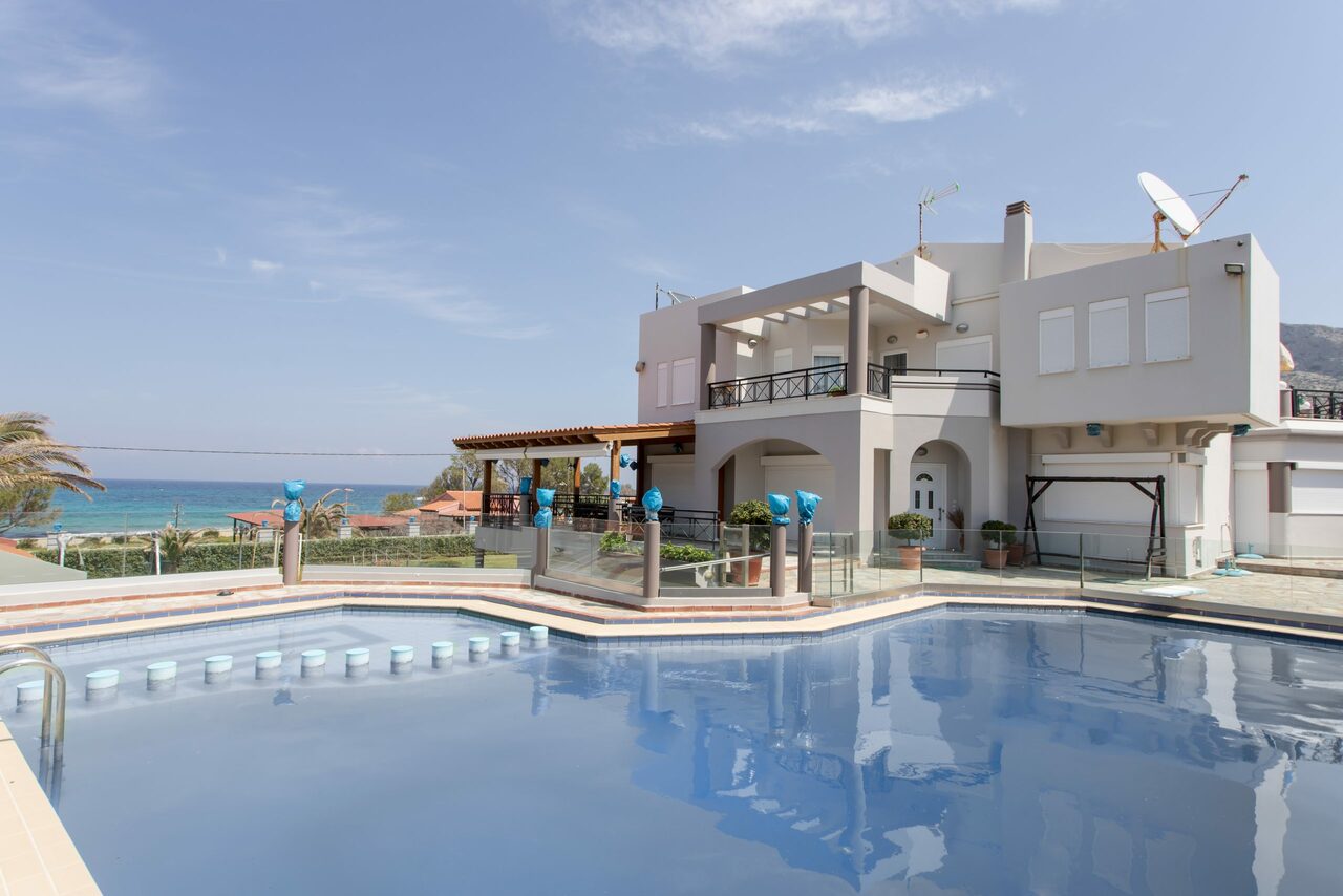 Seaside villa for sale in Stavros Chania