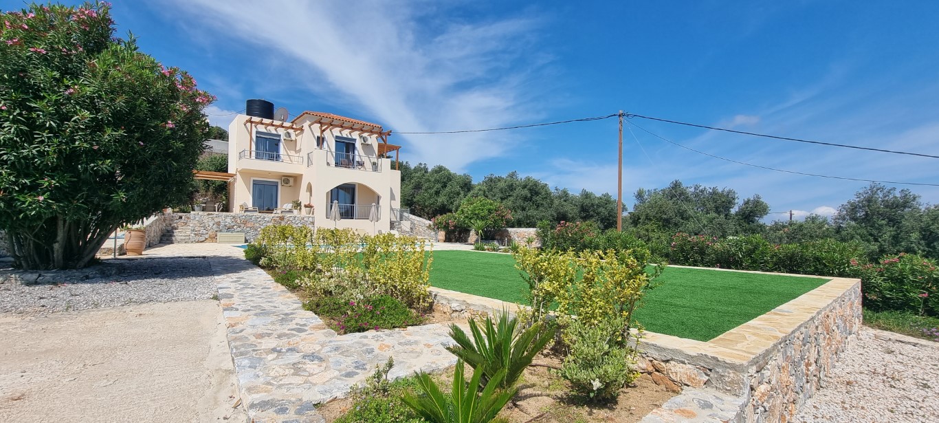 Well-designed three-bedroom house with private pool & spectacular sea views in Kefalas