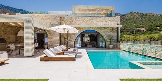 Seaside Serenity: Embrace the Elegance of Exclusive Villa Luxury