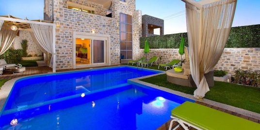 Villa for sale Located in Stauromenos