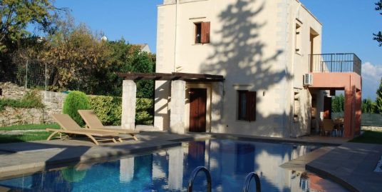 3-bedroom house with a pool in Gavalochori