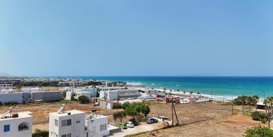 1 bedroom apartment next to the sandy beach With Shared Pool