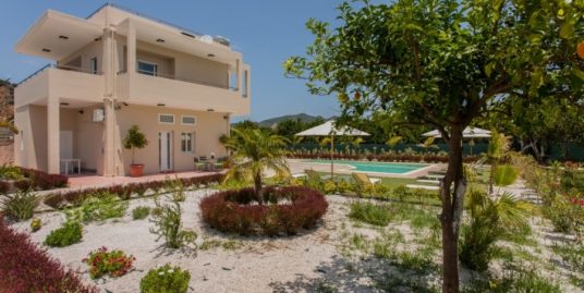 Villa with 2 Apartments and Pool